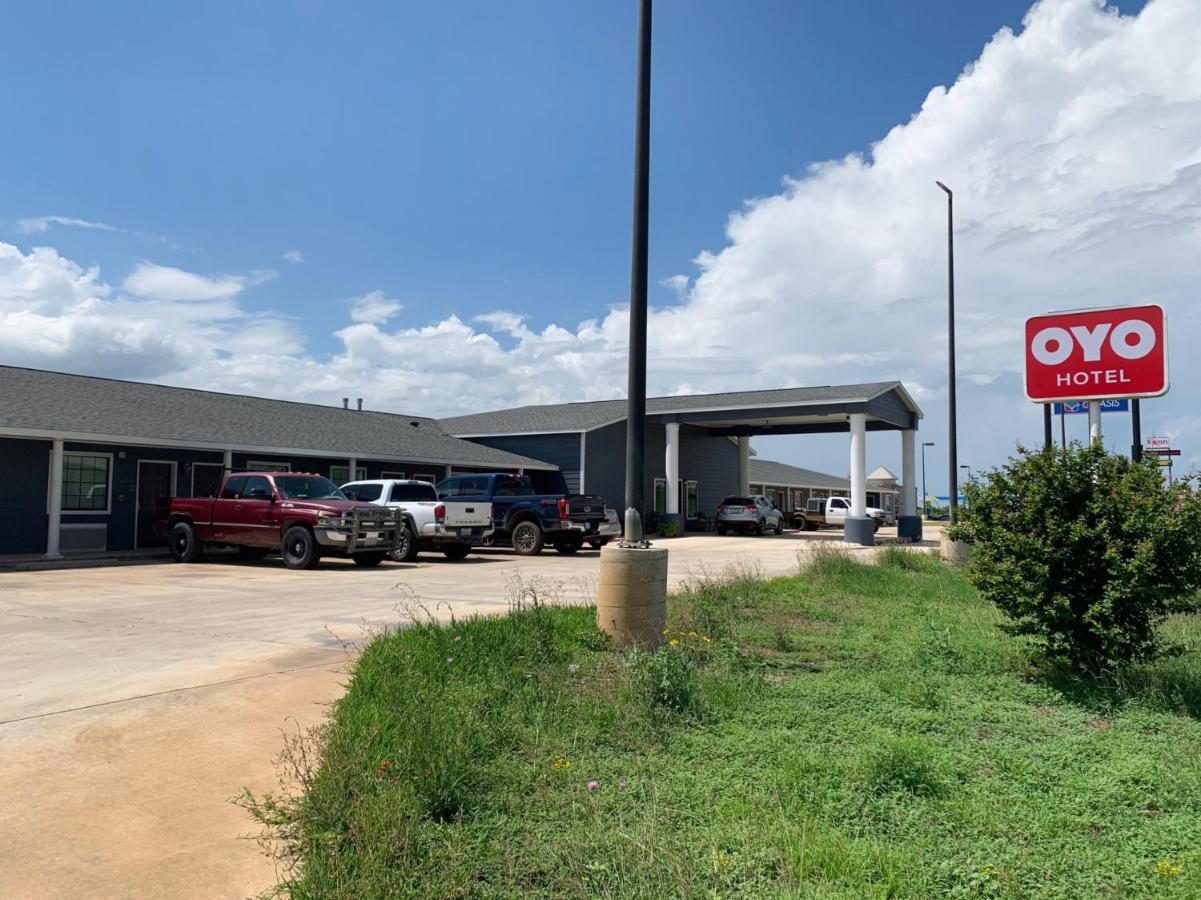Oyo Hotel Pearsall I-35 West Екстериор снимка