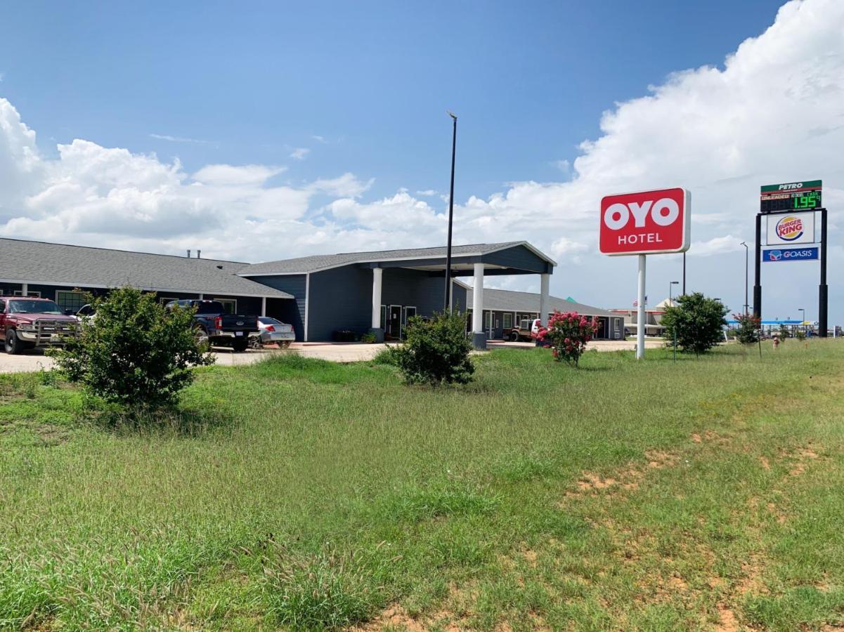 Oyo Hotel Pearsall I-35 West Екстериор снимка