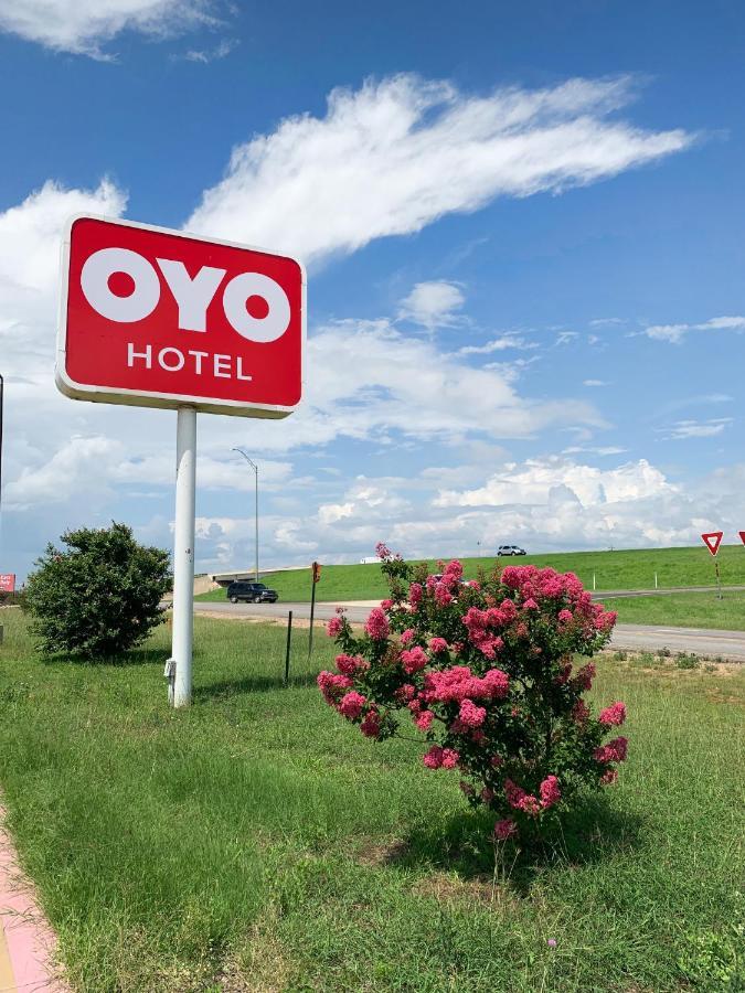 Oyo Hotel Pearsall I-35 West Екстериор снимка