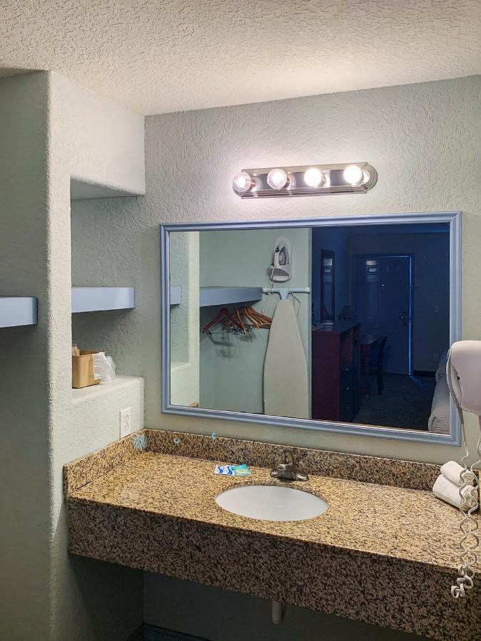 Oyo Hotel Pearsall I-35 West Екстериор снимка