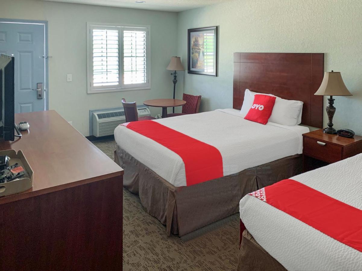Oyo Hotel Pearsall I-35 West Екстериор снимка