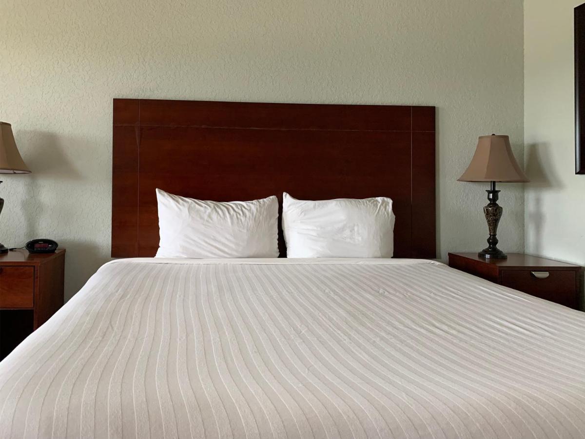 Oyo Hotel Pearsall I-35 West Екстериор снимка