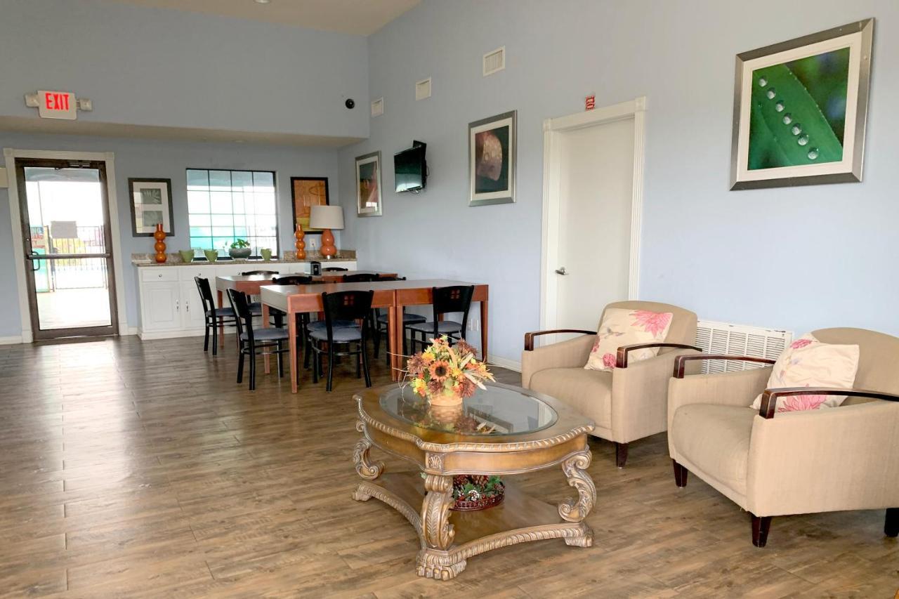 Oyo Hotel Pearsall I-35 West Екстериор снимка