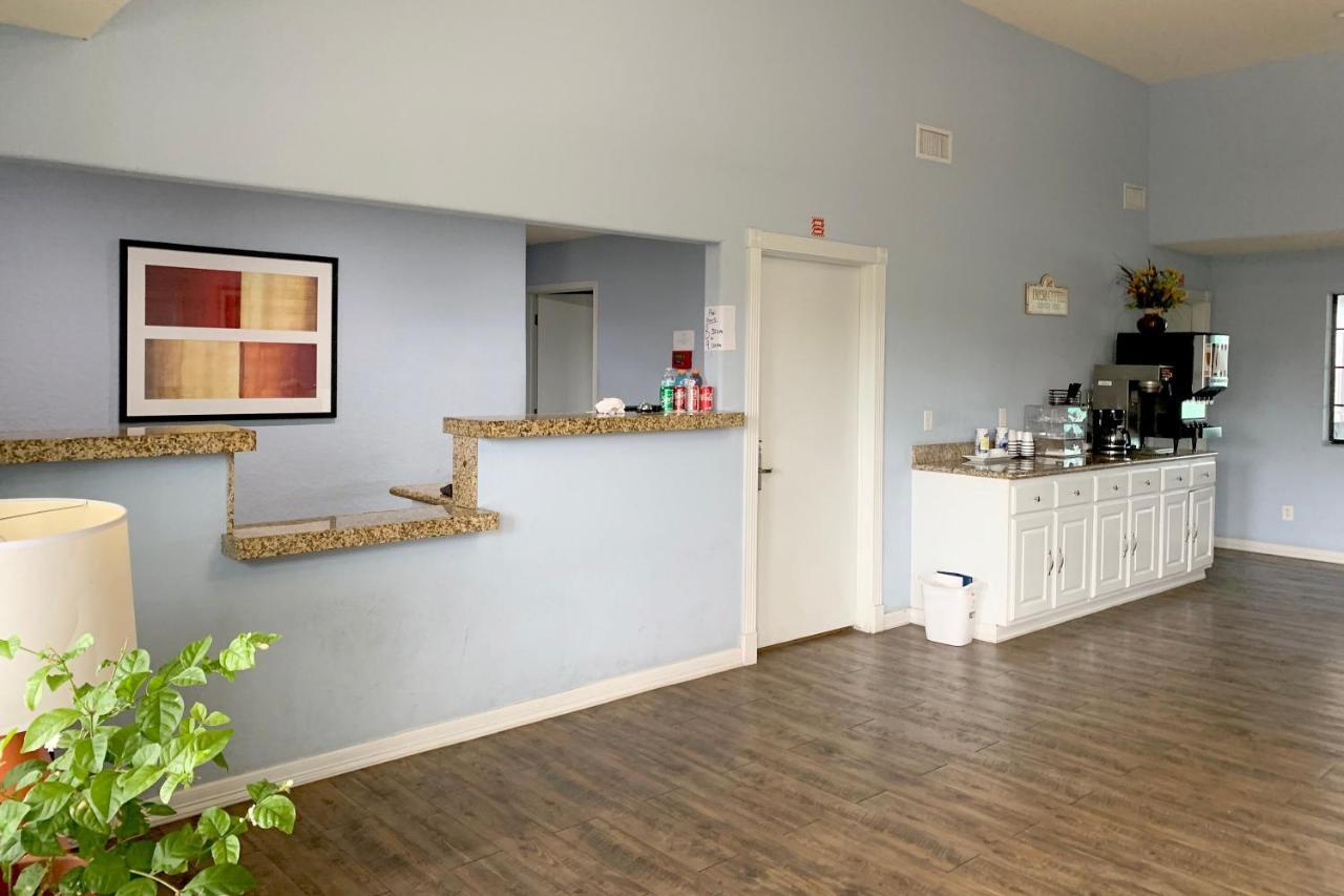 Oyo Hotel Pearsall I-35 West Екстериор снимка