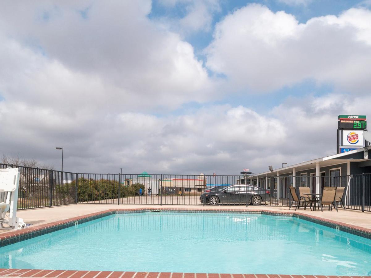 Oyo Hotel Pearsall I-35 West Екстериор снимка