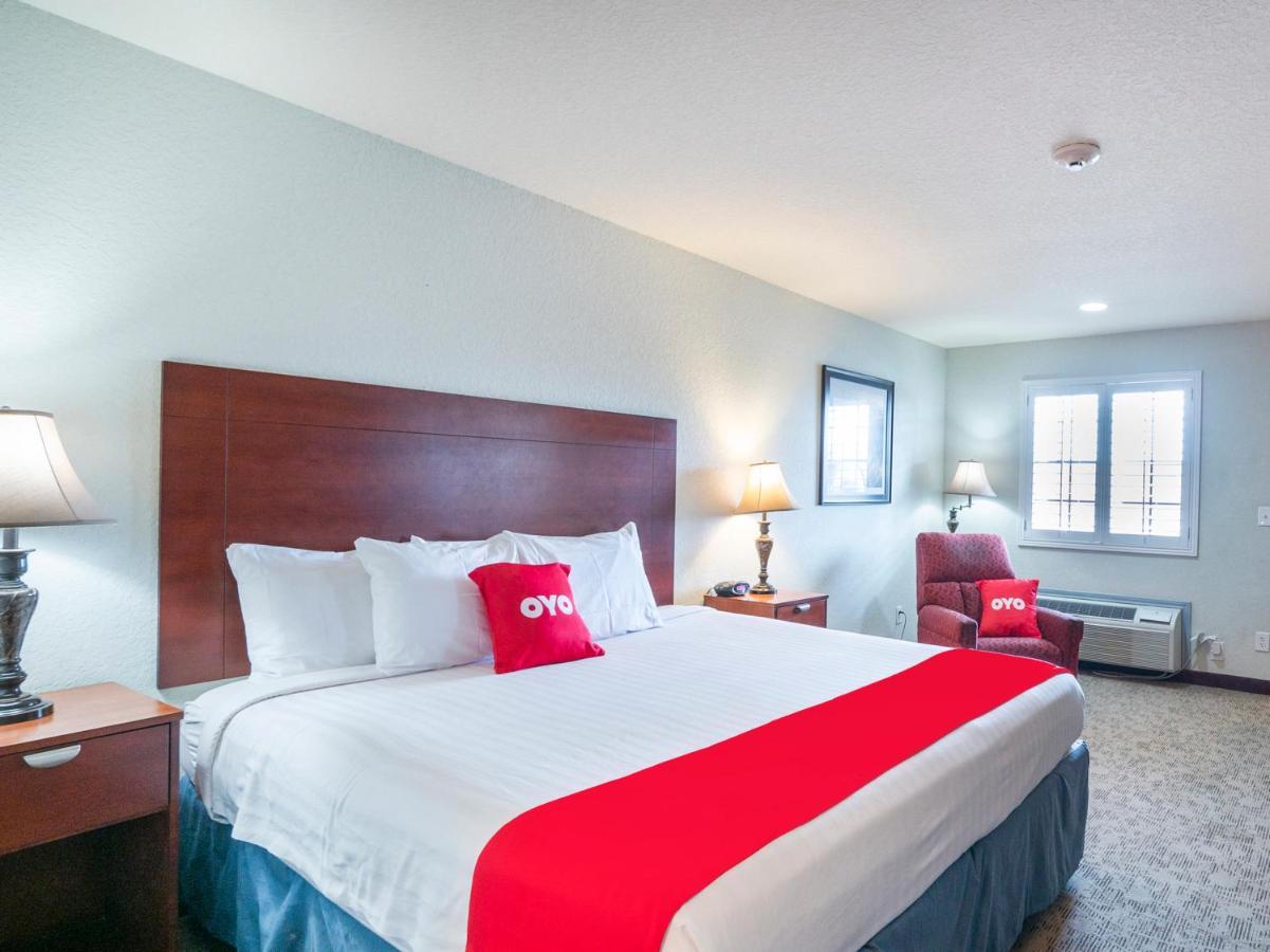 Oyo Hotel Pearsall I-35 West Екстериор снимка
