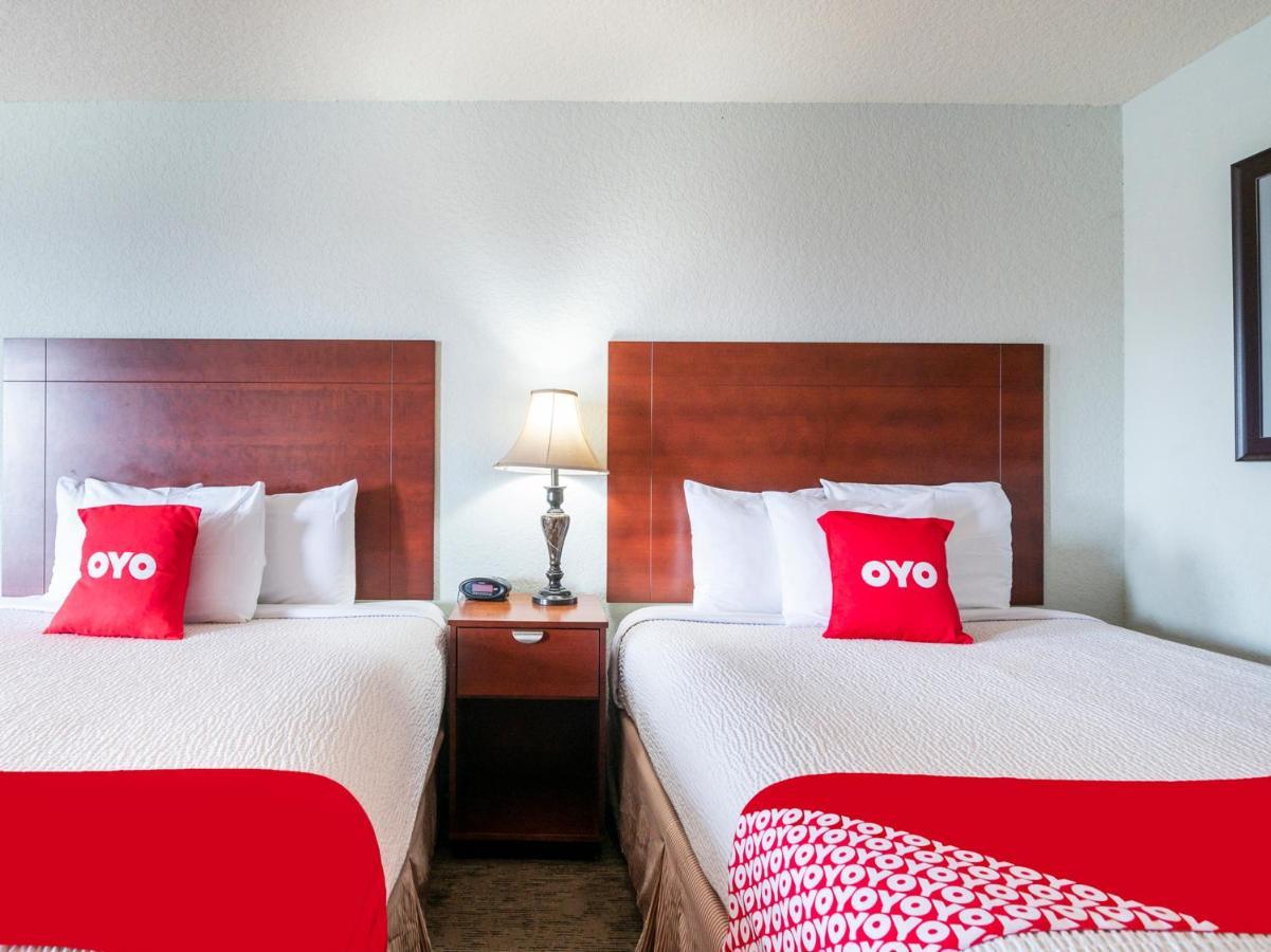 Oyo Hotel Pearsall I-35 West Екстериор снимка