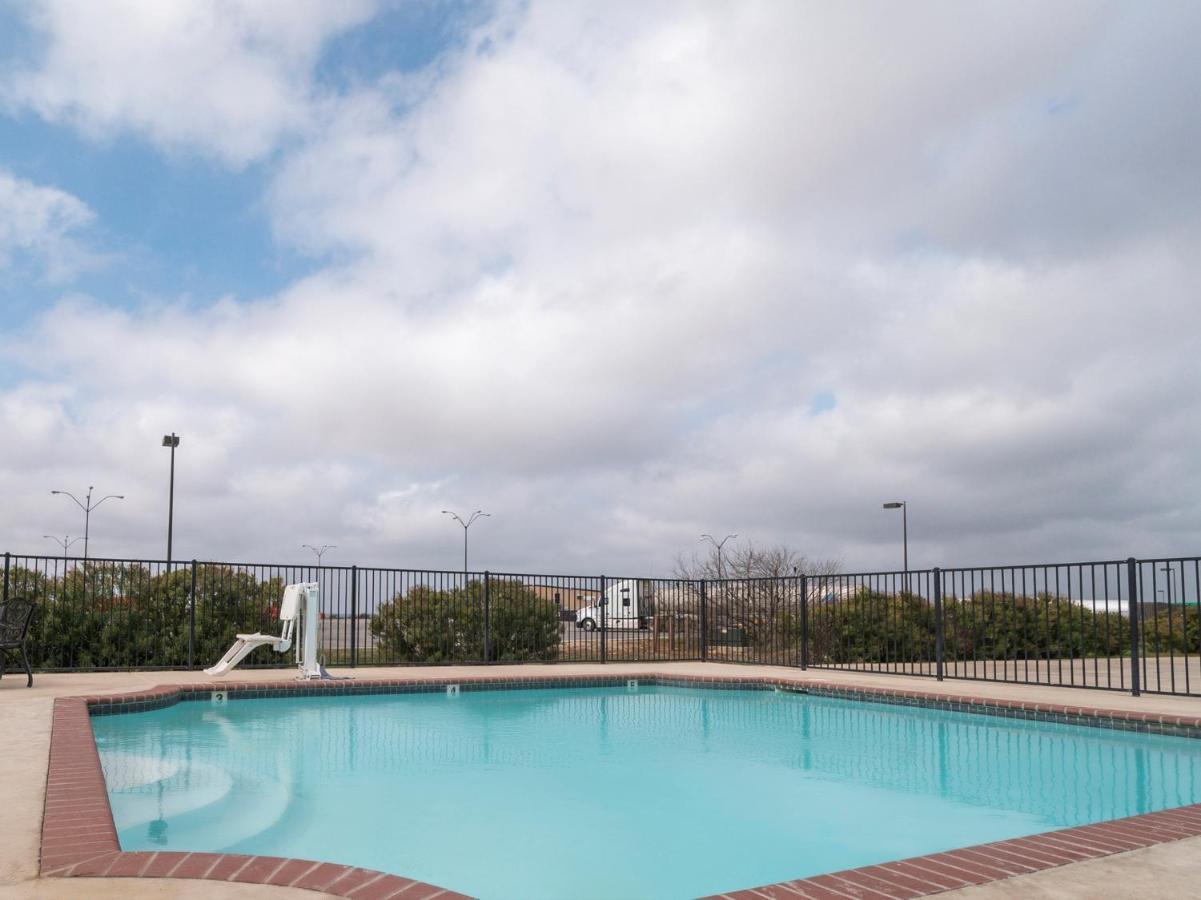 Oyo Hotel Pearsall I-35 West Екстериор снимка