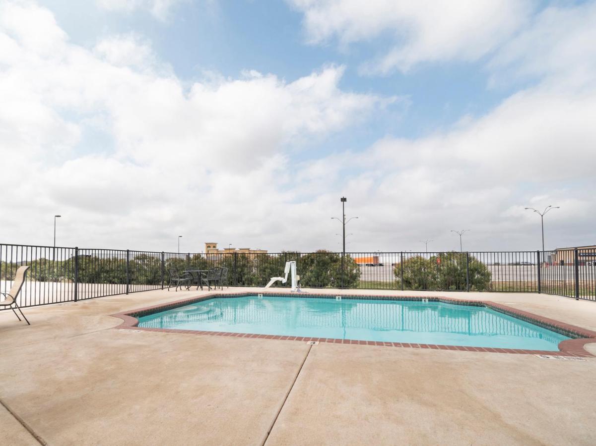Oyo Hotel Pearsall I-35 West Екстериор снимка