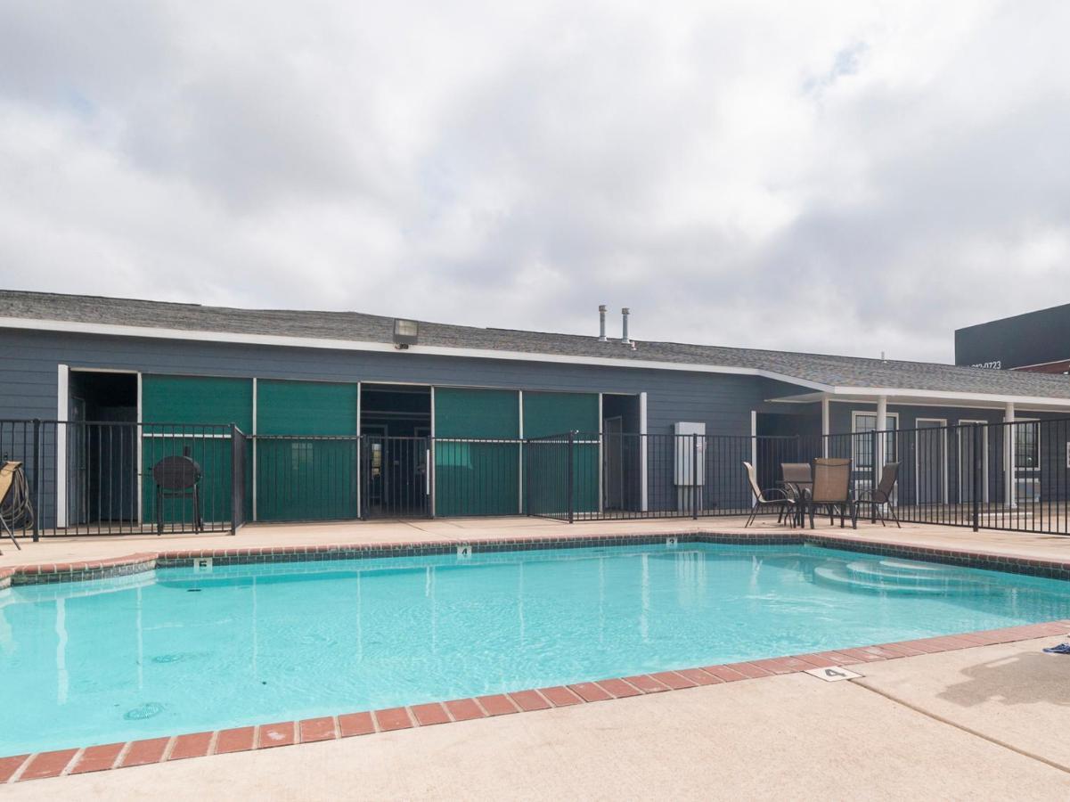 Oyo Hotel Pearsall I-35 West Екстериор снимка