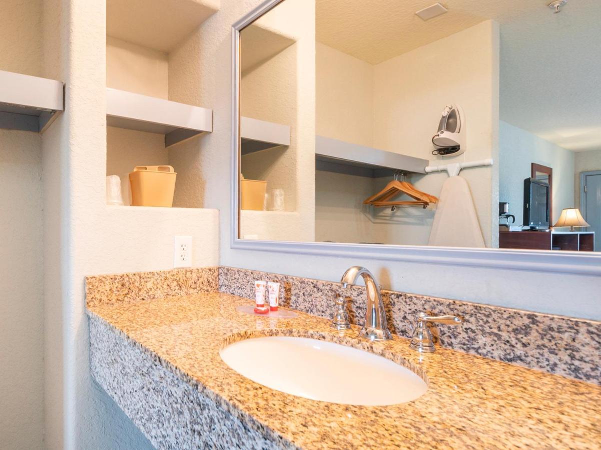Oyo Hotel Pearsall I-35 West Екстериор снимка