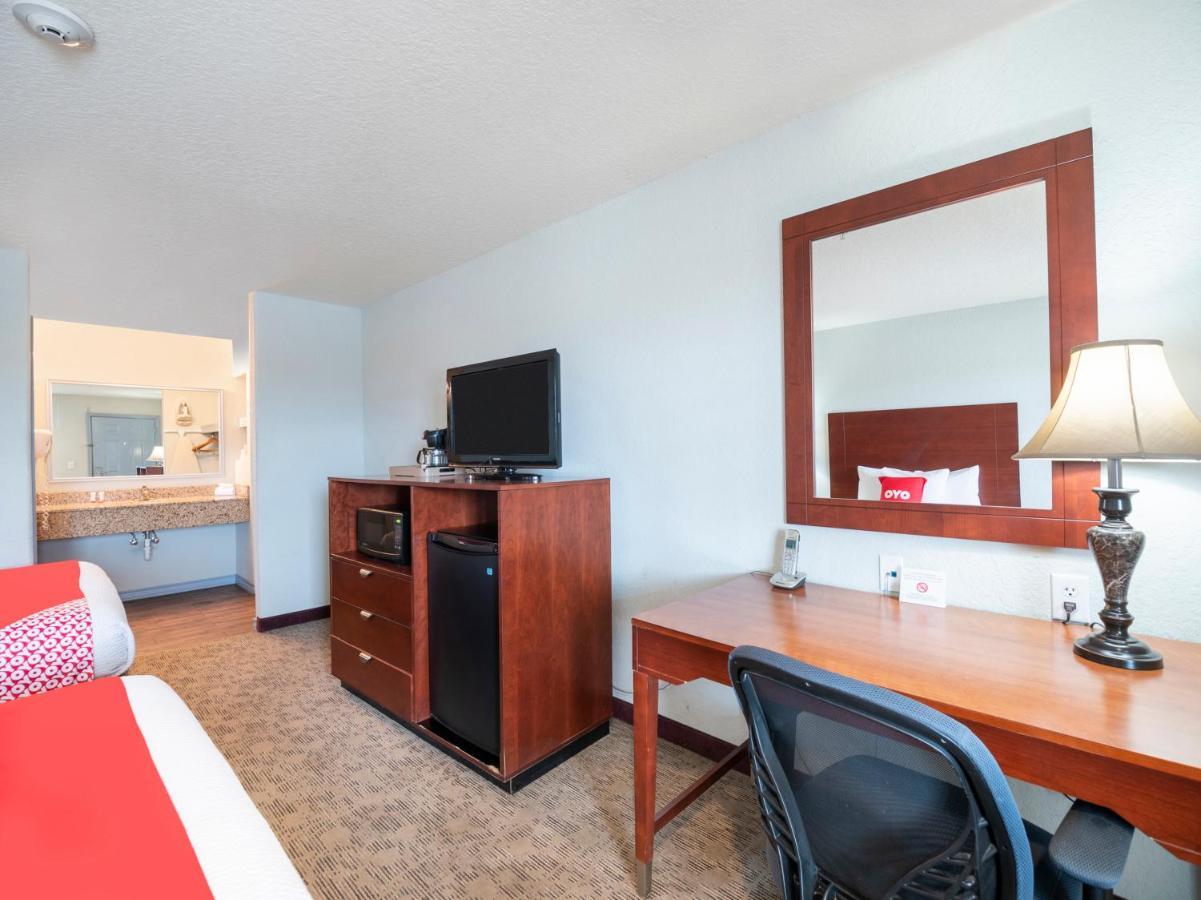 Oyo Hotel Pearsall I-35 West Екстериор снимка