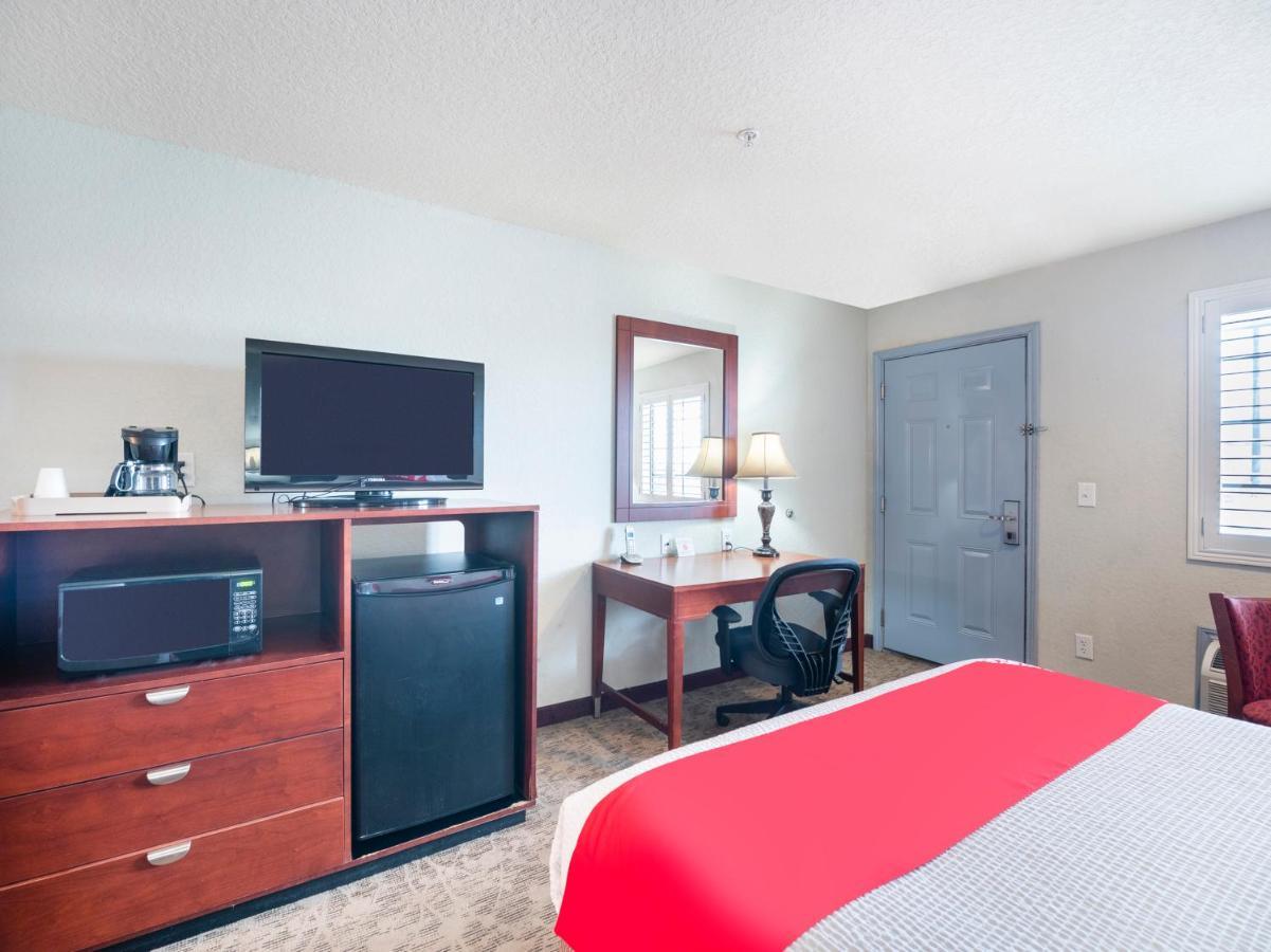 Oyo Hotel Pearsall I-35 West Екстериор снимка
