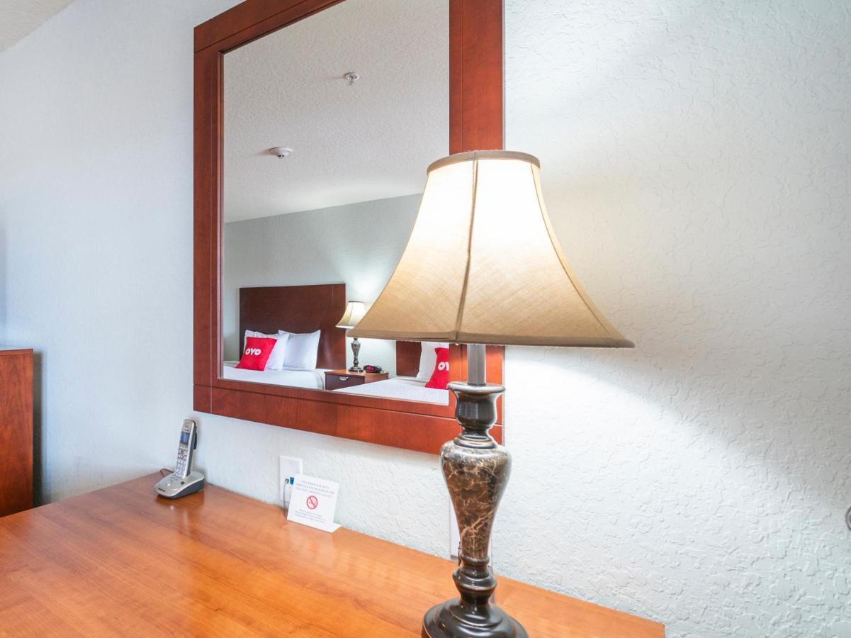 Oyo Hotel Pearsall I-35 West Екстериор снимка
