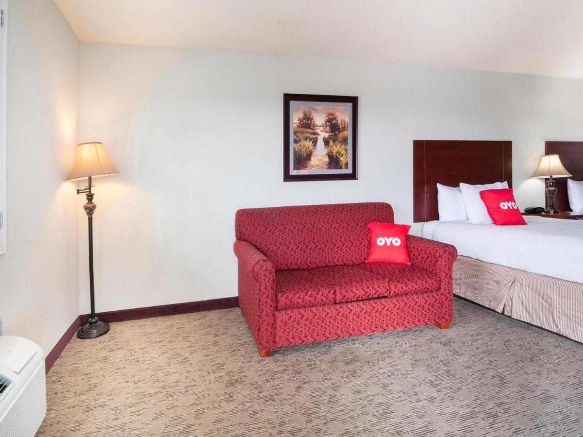 Oyo Hotel Pearsall I-35 West Екстериор снимка