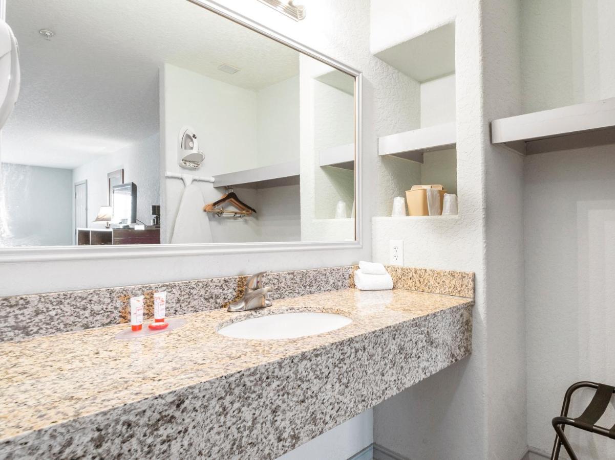 Oyo Hotel Pearsall I-35 West Екстериор снимка