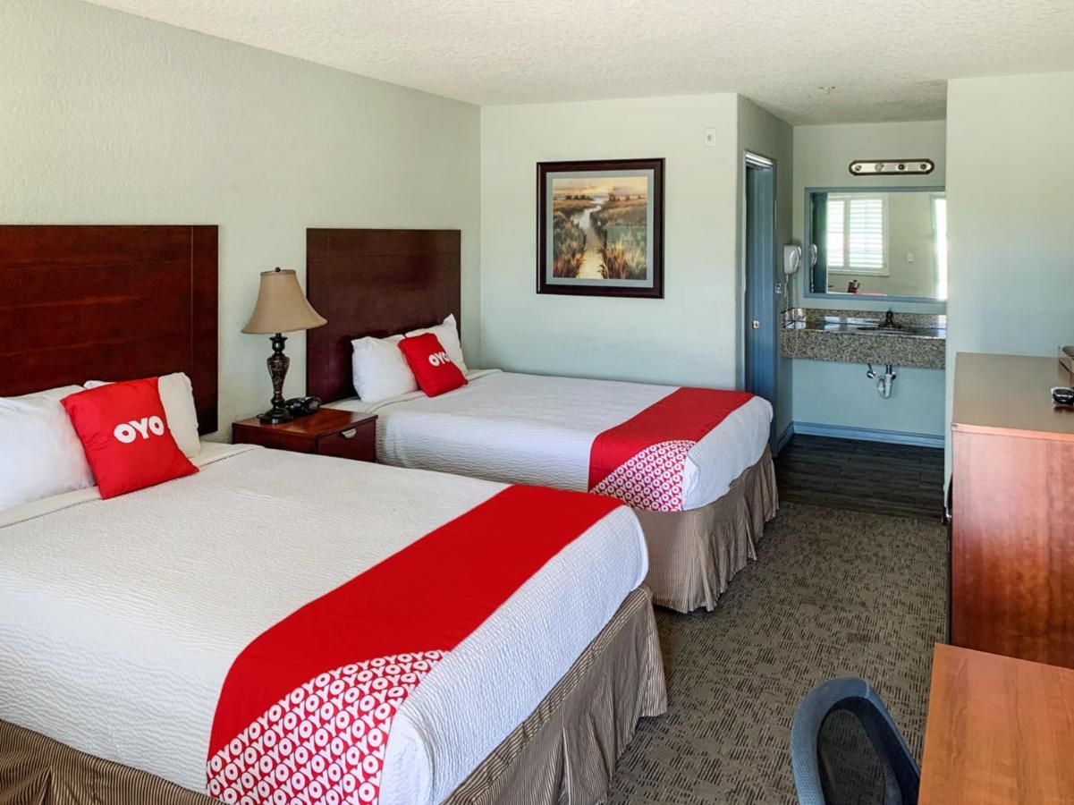 Oyo Hotel Pearsall I-35 West Екстериор снимка