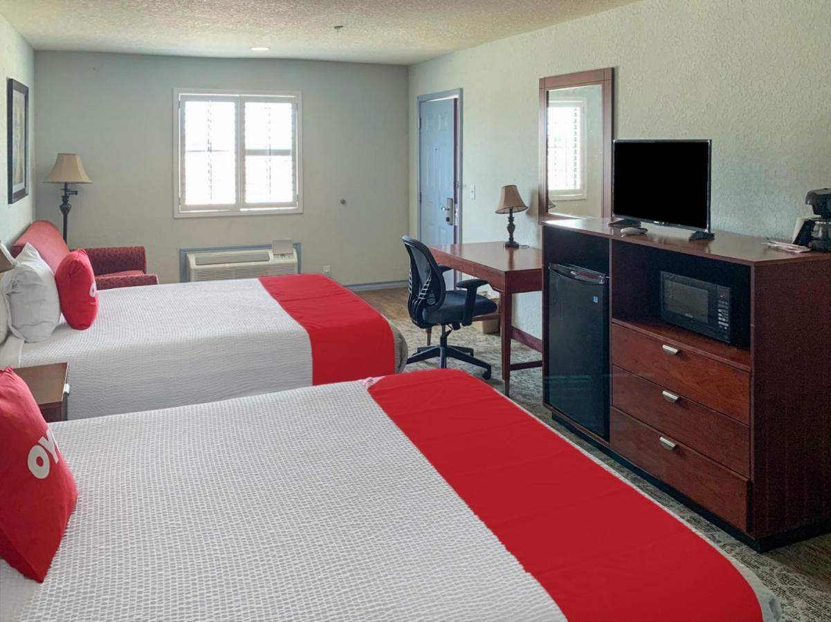 Oyo Hotel Pearsall I-35 West Екстериор снимка
